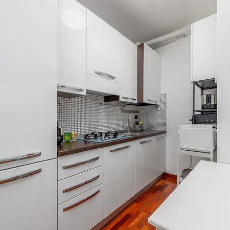 Free Private Parking - 5min To Metro - Balcony - Quiet Apartament Mediolan