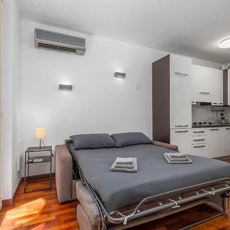 Free Private Parking - 5min To Metro - Balcony - Quiet * Milan