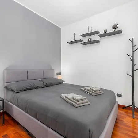 Free Private Parking - 5min To Metro - Balcony - Quiet Apartment Milan